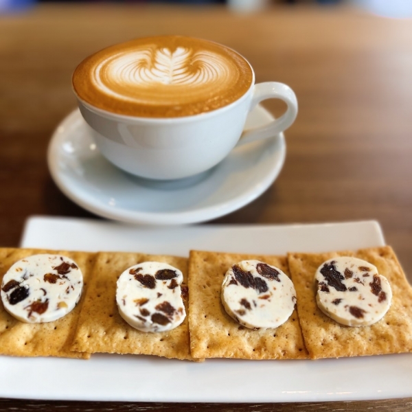 カフェラテと自家製レーズンバター